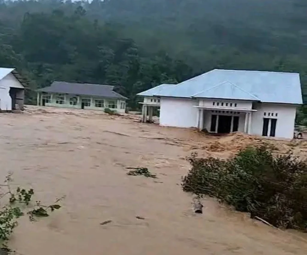 Sungai Lubuk Minturun Meluap, Rumah Warga di Koto Tangah Padang Terendam